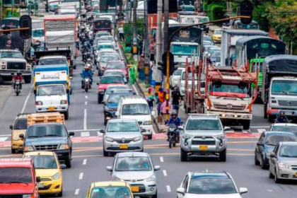 ¿Nuevo Golpe al Bolsillo? Gobierno Petro Prepara Decreto que Encarece Vehículos y Repuestos